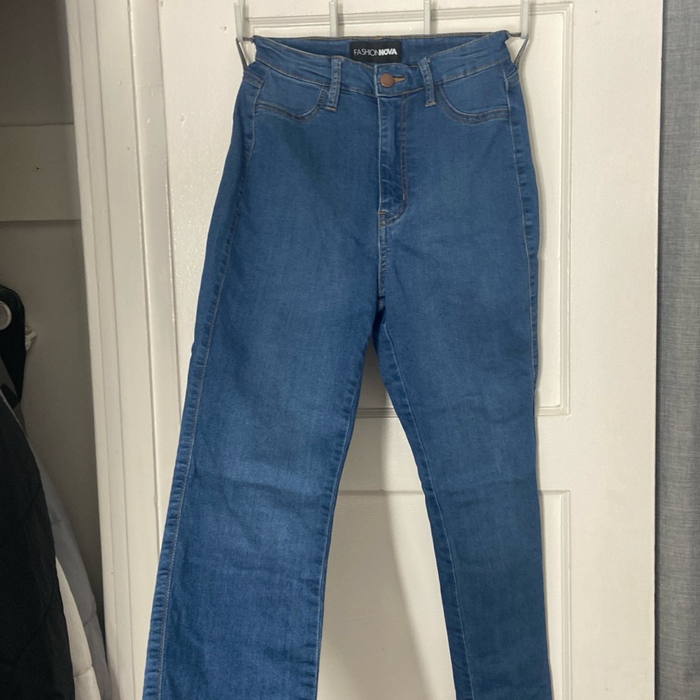 Medium wash jeans size 5 feels like size 3. Give me your best prices😁